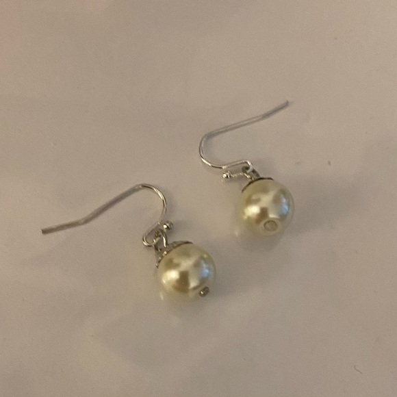 NEW  Faux Pearl necklace & earrings - Picture 4 of 4